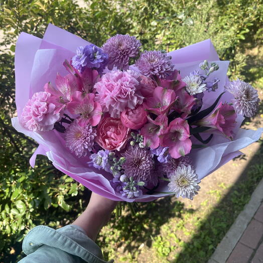 Малиновый букет из Роза кустовая диантус, альстромерия, маттиола