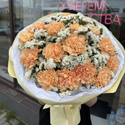 Стойкий букет с гвоздикой и статицей