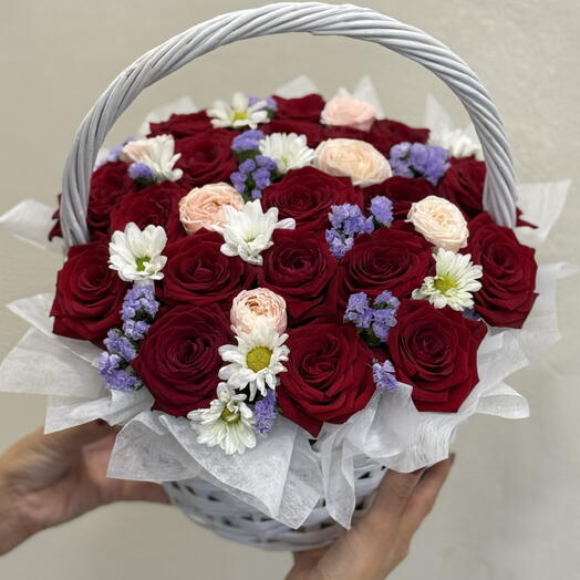 Корзина из красных роз и кремовых кустовых роз 🌹