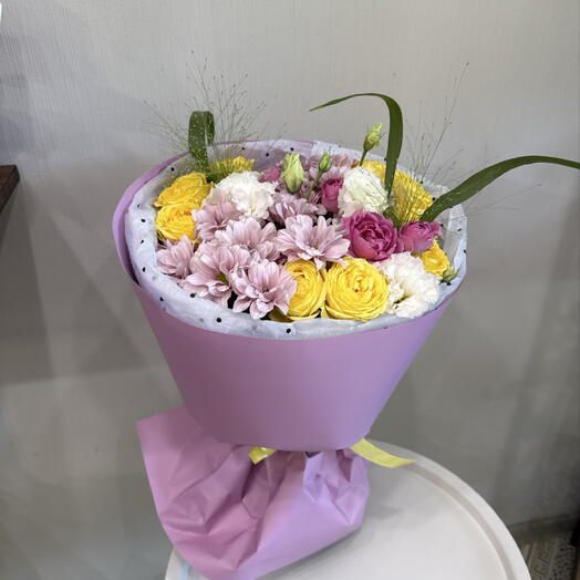 Авторский букет из кустовых пионовидных роз, ромашкой хризантемы, эустомы, паникума