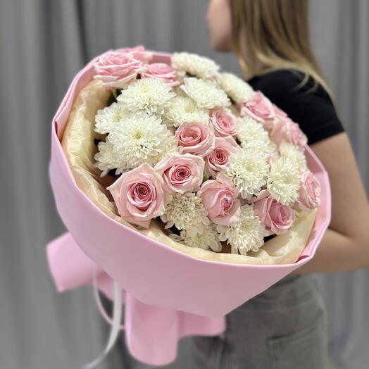 Букет из розовых кустовых роз 5шт и кустовых хризантем 4шт