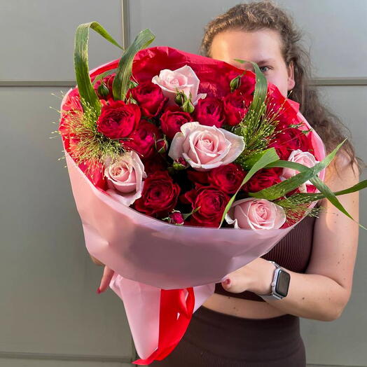 Авторский букет с розами Свит Аваланж и Ред Дайменшн + подарок 🎁