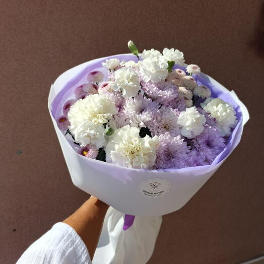 Круглый букет из хризантем  и диантусов в бело-фиолетовой гамме🤍💜