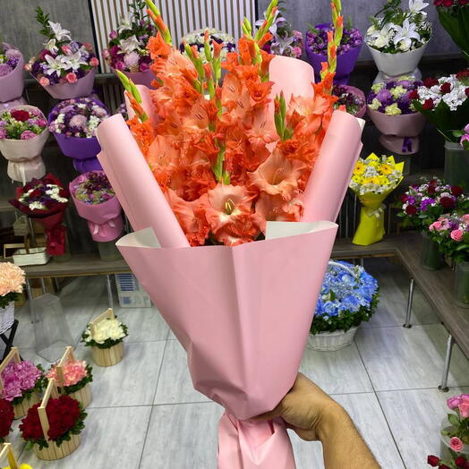 August Rush! из красных гладиолусов 🌺🍀🦋🌸 больше живых Цветов и меньше обертки пустой =)