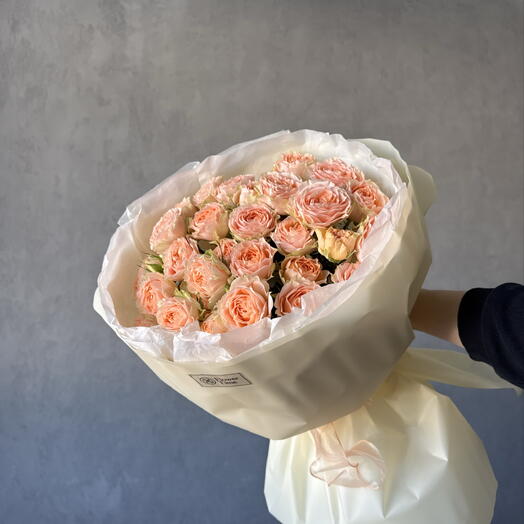 Моно из персиковых кустовых роз