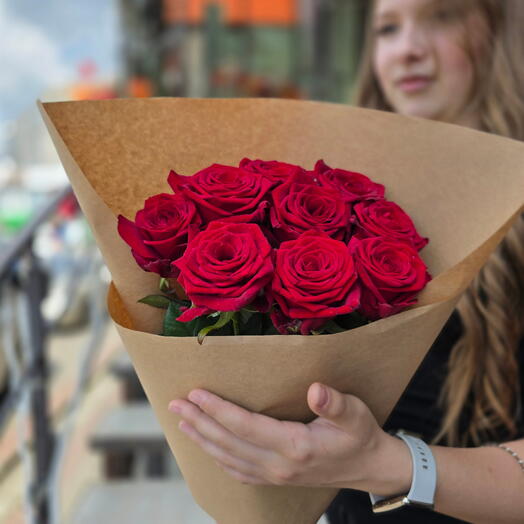 9 роз Ред Наоми, 70 см — роскошный объём и тёплый крафт с атласной лентой 😍