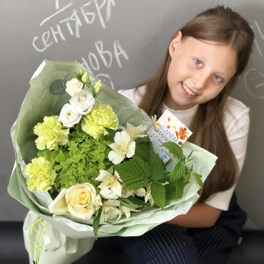 Букет на 1 сентября с гортензией и пионовидной розой