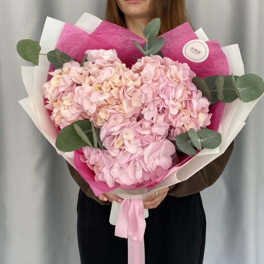 Букет из 3 розовых гортензий с эвкалиптом💗