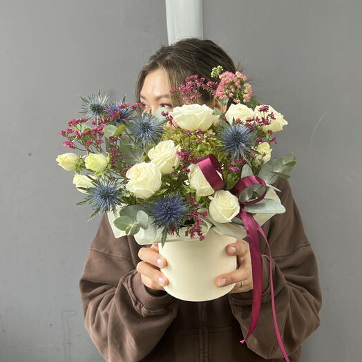 Композиция в шляпной коробке с садовыми цветами 🌸