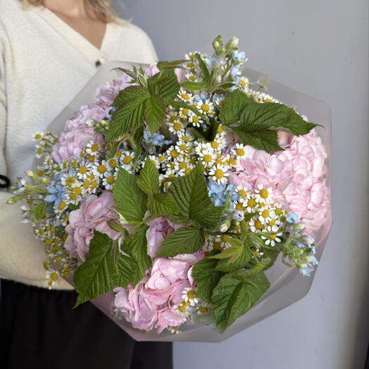 Букет с гортензиями, ромашками, незабудками и зеленью малины 🌸1 сентября