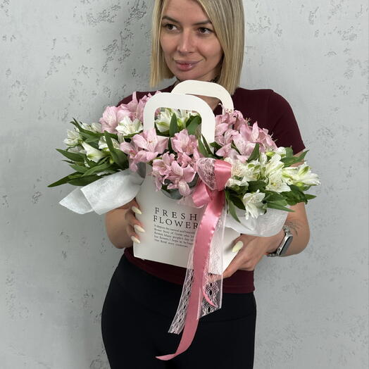 Сумочка с белыми и розовыми альстромериями