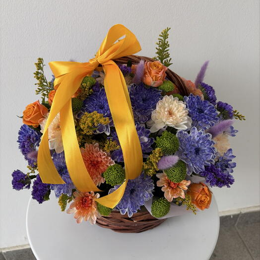 Корзина из цветов хризантемы, кустовой розы и солидаго 🧡
