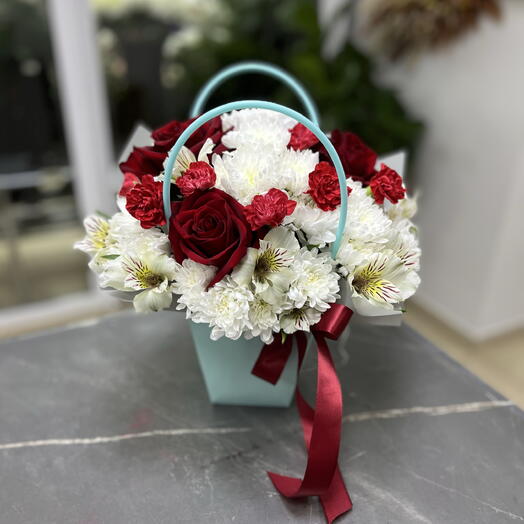 Композиция из хризантем, роз, альстромерий и кустовых гвоздик
