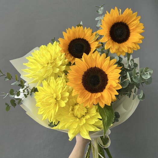 Авторский букет с подсолнухами и георгинами 💛