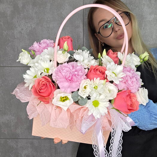 Композиция с розами в сумке 🌸