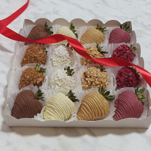 Клубника в шоколаде белый, молочный, карамель, рубин