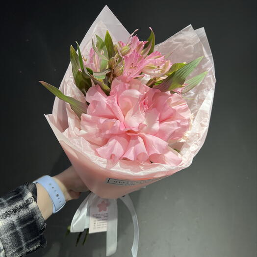 Букет комплимент🥰
Сборный букет из французской розы, диантуса и альстромерии в оформлении