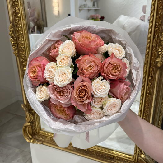 Дуобукет из пионовидной и кустовой розы 💌