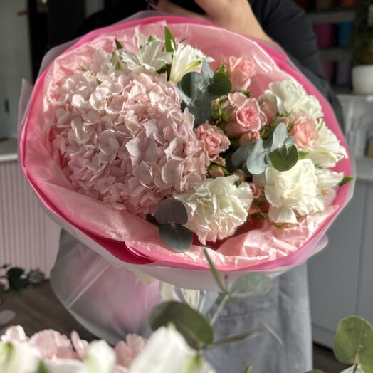 Нежный букет с гортензией, диантусами, альстромерией и кустовой розой