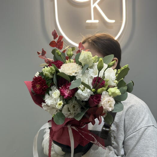 Композиция с астрами и лизиантусом