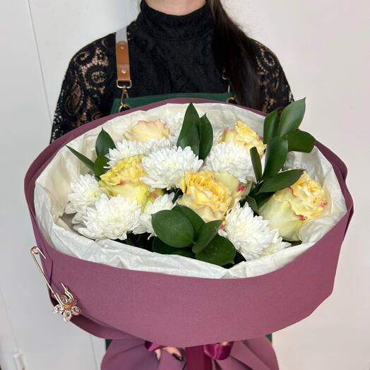 Букет «Романтический вечер» из кустовых хризантем и роз