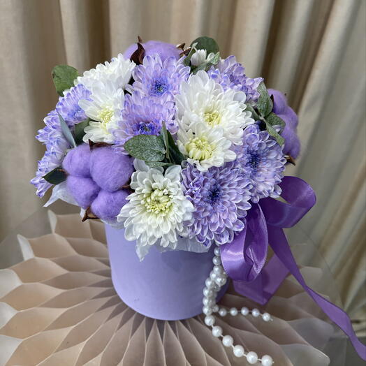 Микс из белой и лавандовой хризантемы с хлопком и эвкалиптом в цилиндре 💜