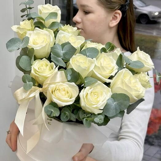 Белые розы в коробке
