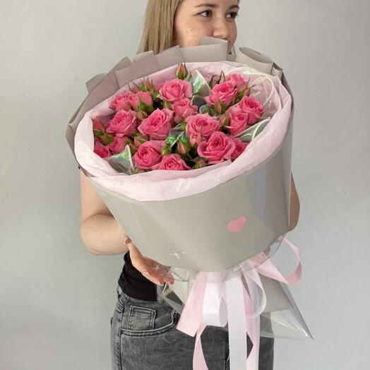 Розовые кустовые розы