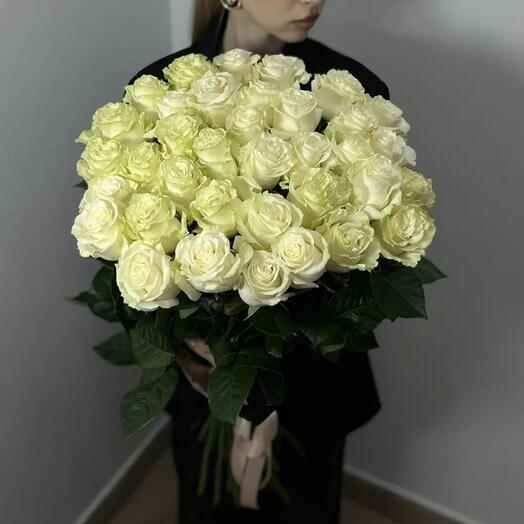 35 белых Эквадорских роз