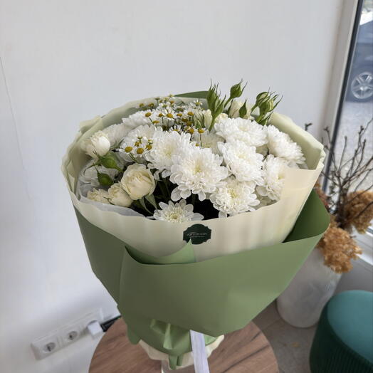 Букет с хризантемой ромашкой и кустовой розой