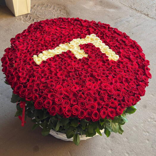 501роза в корзине с инициалами / необычный