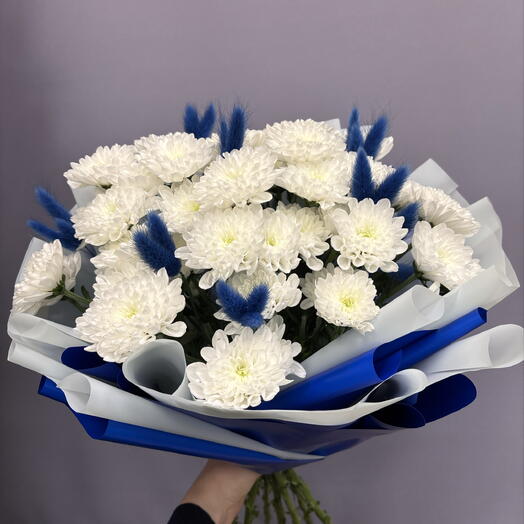 Букет из белых кустовых хризантем и сухоцветов