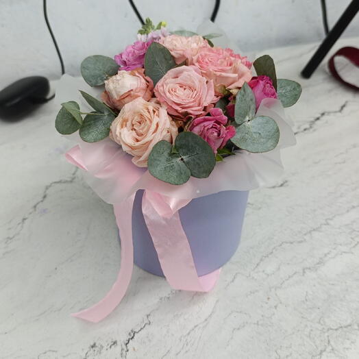 Композиция в шляпной коробке роза пионовидная кустовая, эвкалипт 46788