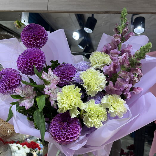 Букет с фиолетовыми георгинами
