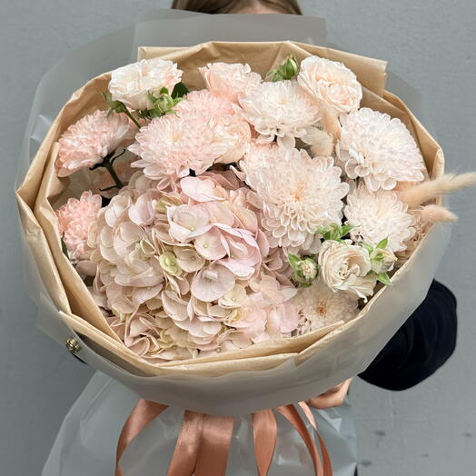 Нежный букет гортензия, кустовые розы, хризантемы и ларгус