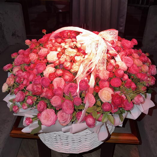 Корзина из 151 кустовой розы
