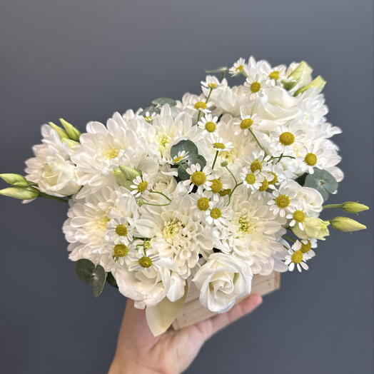Милая композиция в деревянном ящике 🌸 эустома, эвкалипт, ромашка