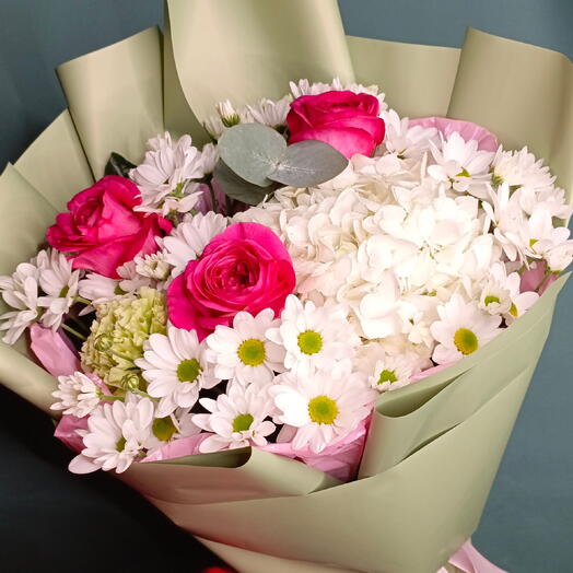 Букет из ромашковой хризантемы и розы 🌹