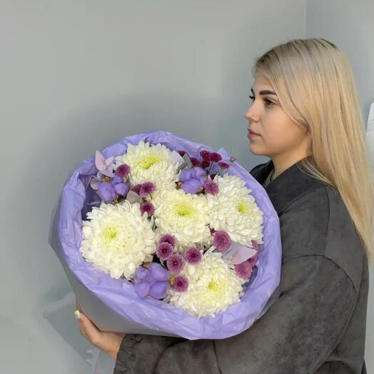Букет с одноголовой хризантемой и хлопком 💜