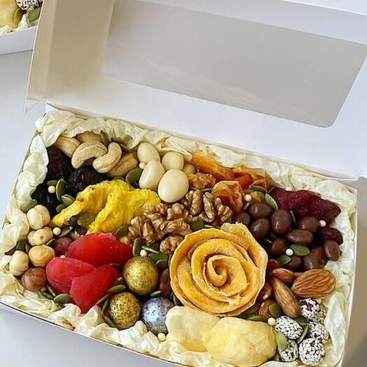 Коробочка с орехами