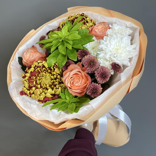 Осенний букет с хризантемой, розами и чойсией