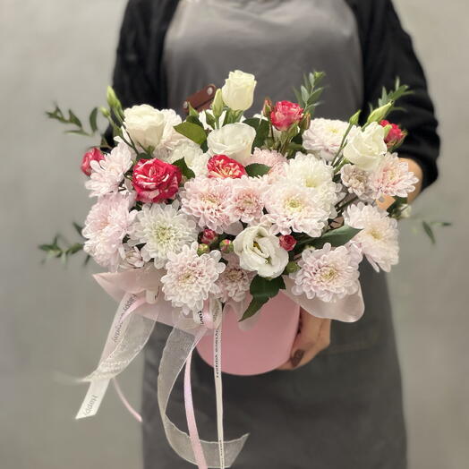 Композиция из кустовых роз, эустом, хризантем и эвкалипта