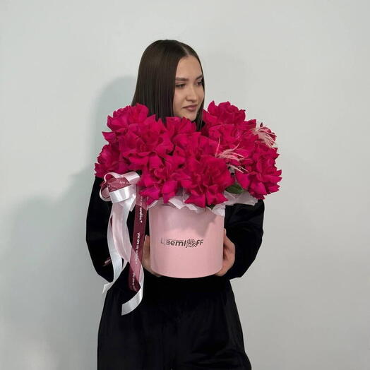 Композиция из ярких розовых роз