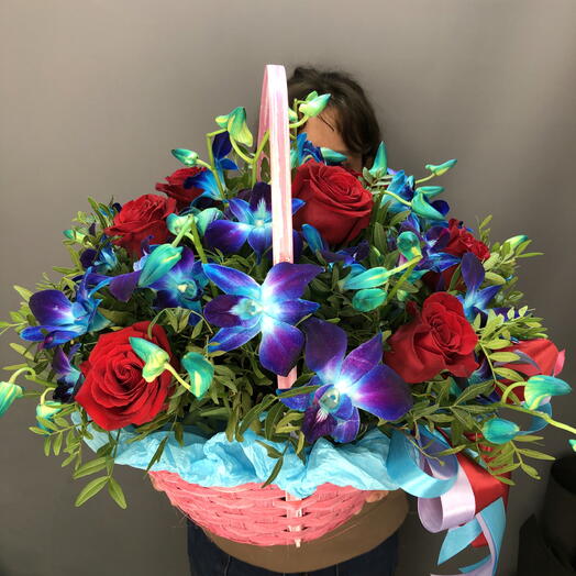 Корзина с космическими орхидеями и красными розами🌺🌺🌺🔥🔥🔥☘️☘️☘️☘️💫💫💫