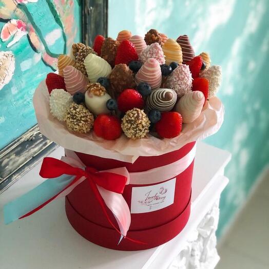 Шляпа с клубникой