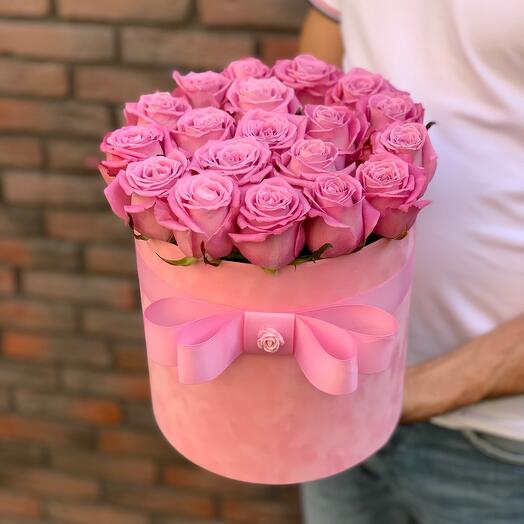 19 roses in a top hat