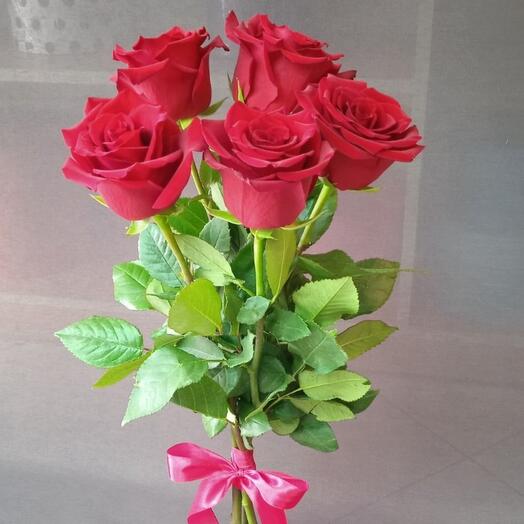 5 rosas elegantes con cinta