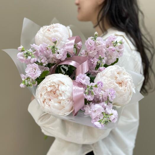 Bouquet fragante boom, de peonías y mattiola 🙌 💕 