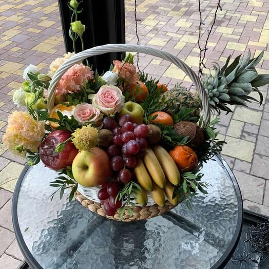 Фруктовая корзина с гортензиями