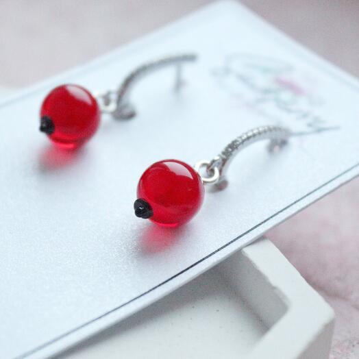 Pendientes de grosella roja hechos a mano